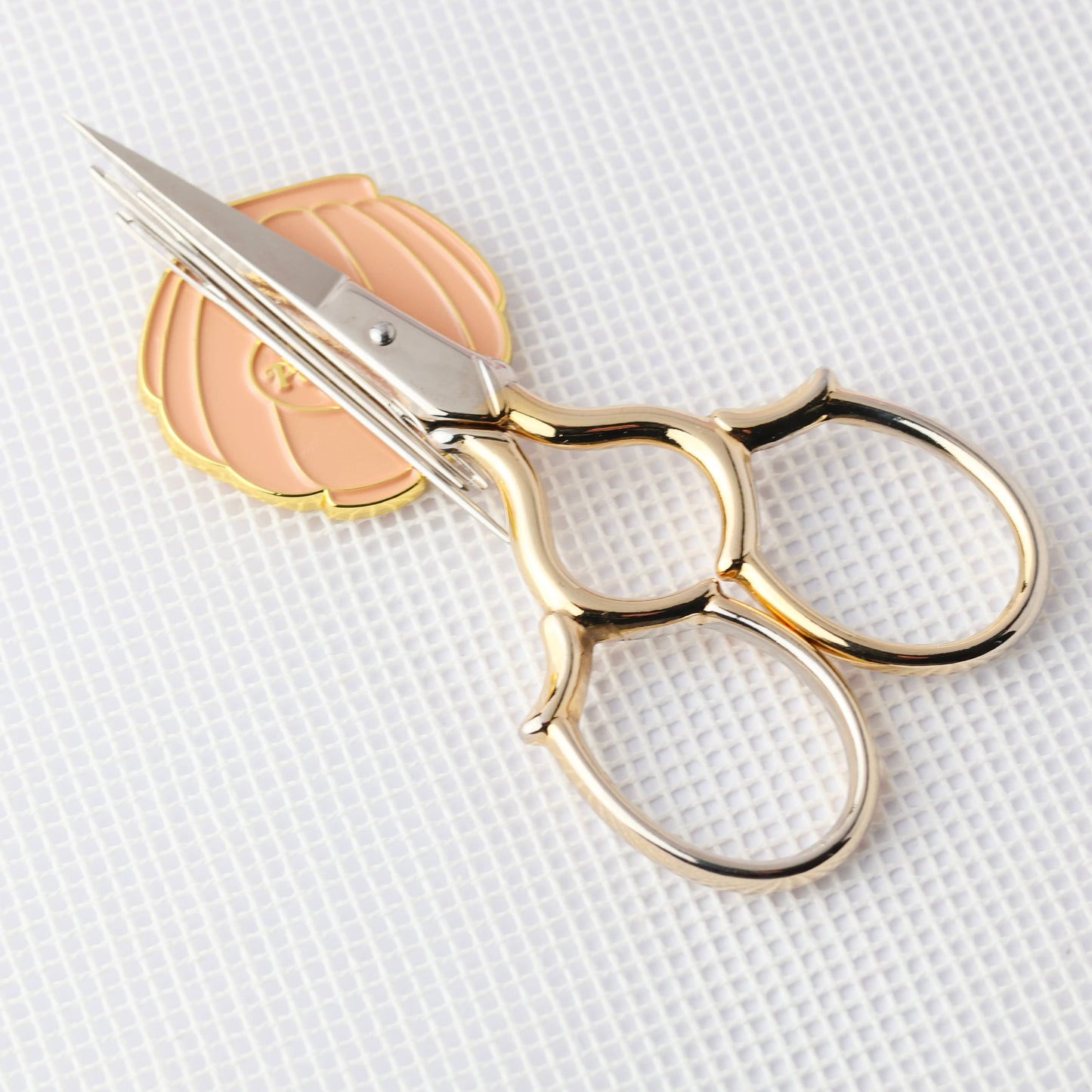 Shell Pocket Doll Compact Needle Minder Magnet